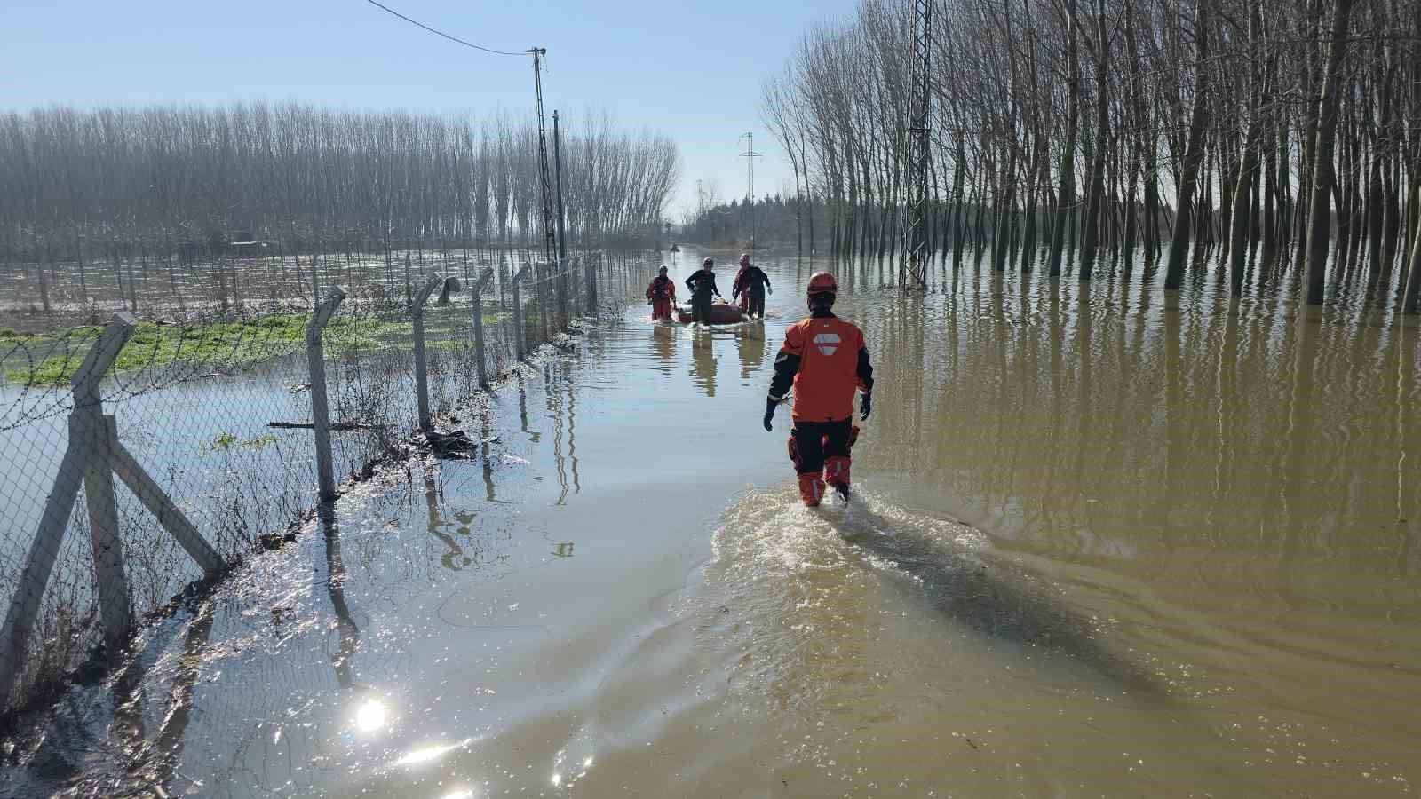 Edirne’de koyunlar botlarla kurtarıldı
