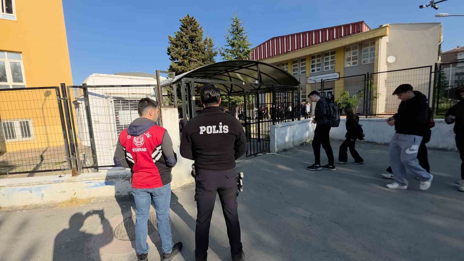 Edirne’de lisede turnikeli güvenlik sistemi
