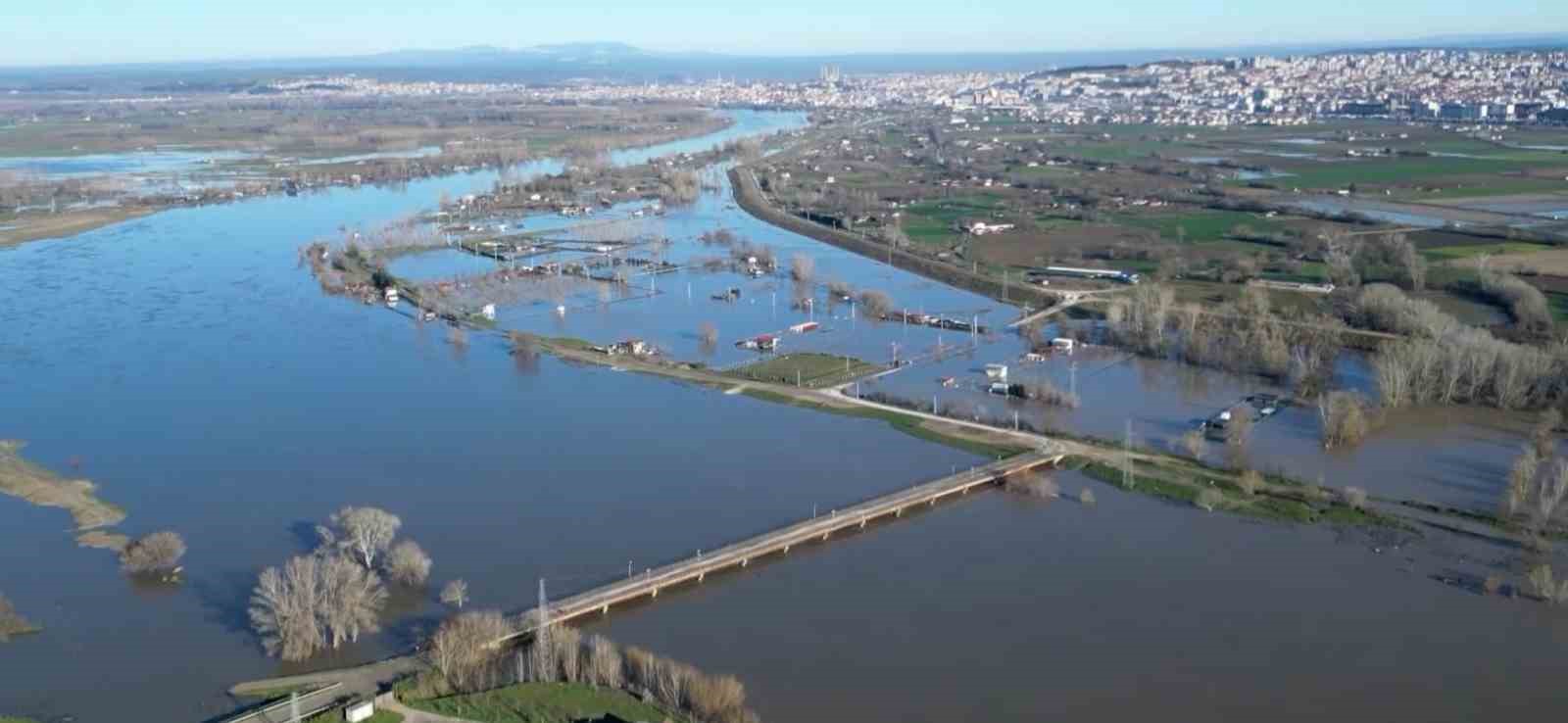 Edirne’de Meriç Nehri taştı, çok sayıda hobi bahçesi su altında kaldı
