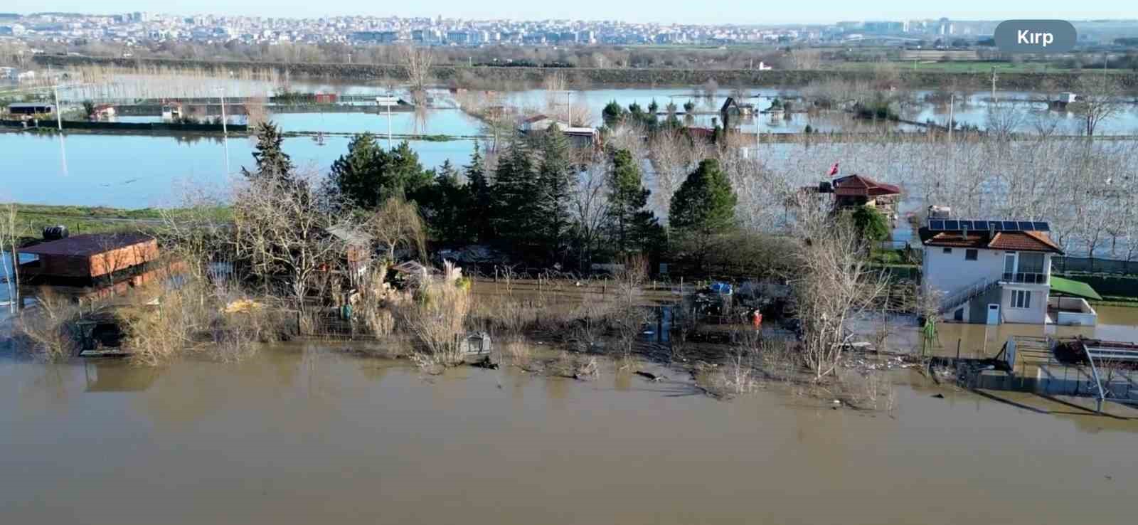 Edirne’de Meriç Nehri taştı, çok sayıda hobi bahçesi su altında kaldı
