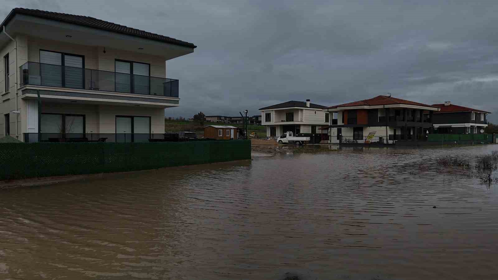 Edirne’de milyonluk villalar sular altında kaldı
