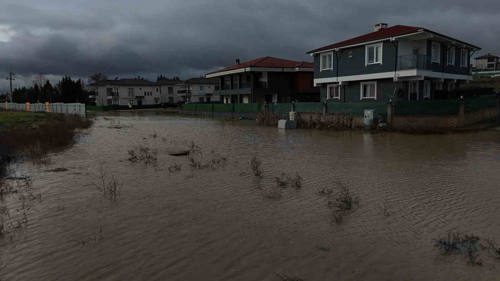 Edirne’de milyonluk villalar sular altında kaldı
