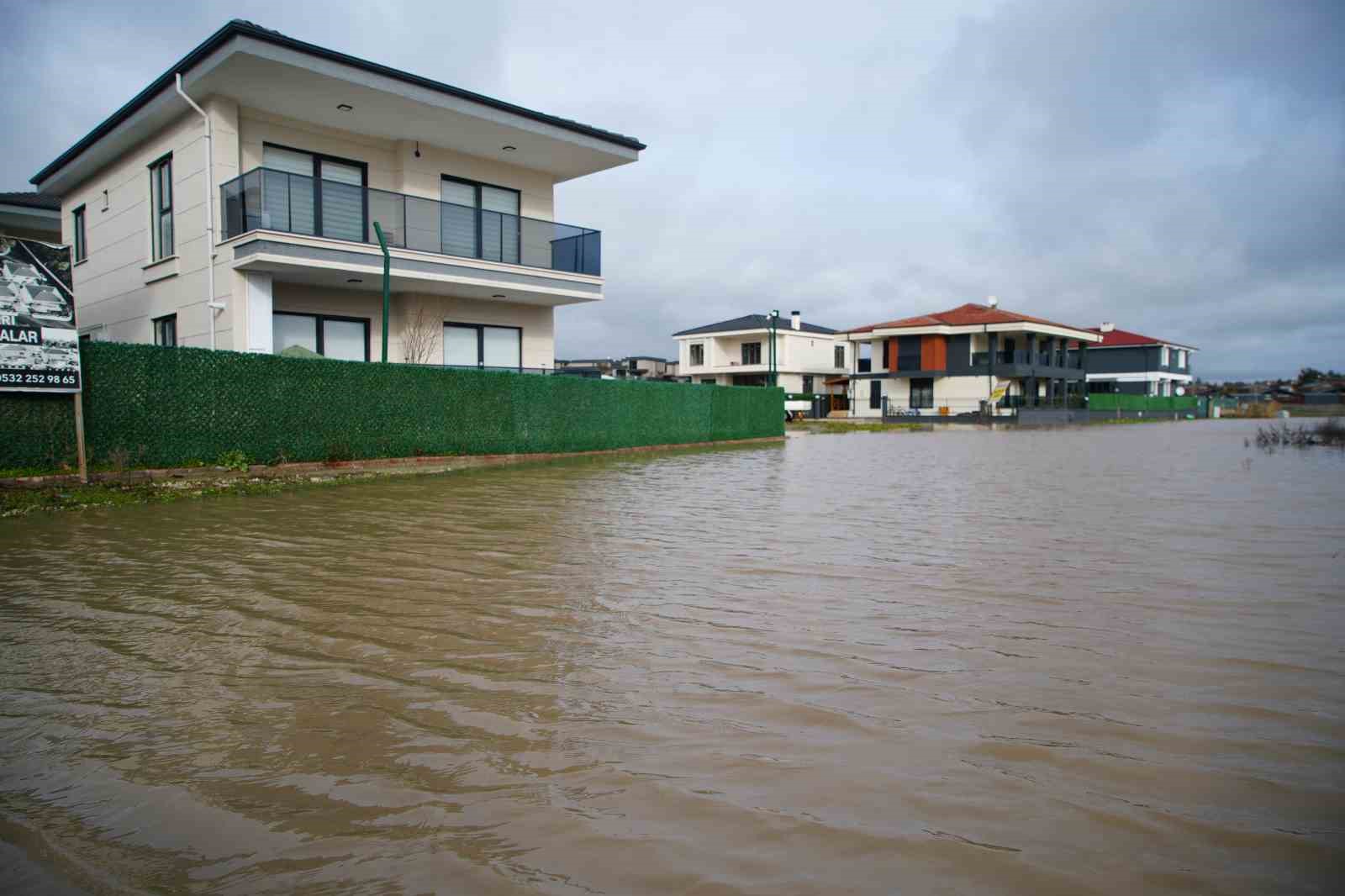 Edirne’de milyonluk villalar sular altında kaldı
