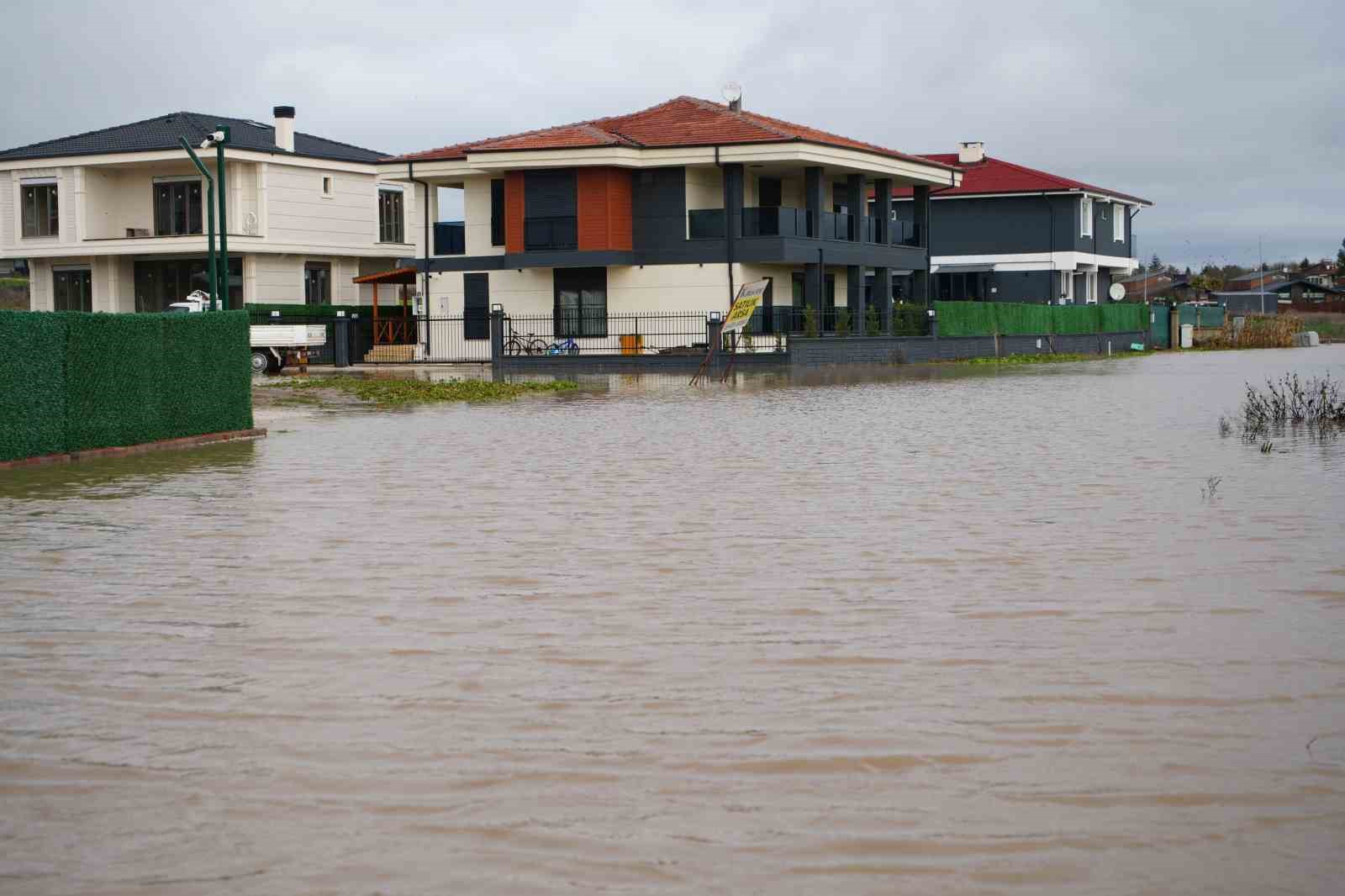 Edirne’de milyonluk villalar sular altında kaldı
