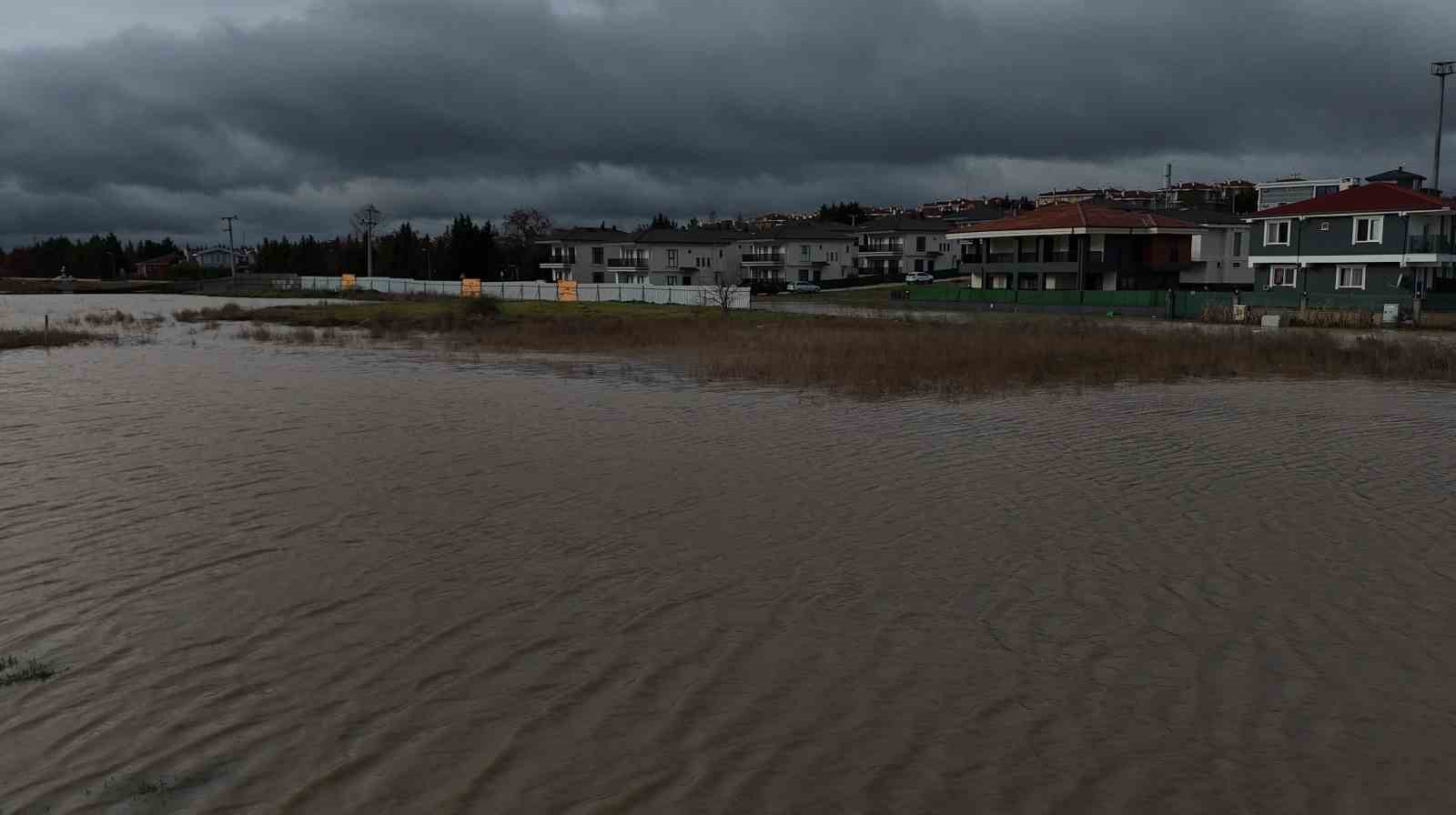 Edirne’de milyonluk villalar sular altında kaldı

