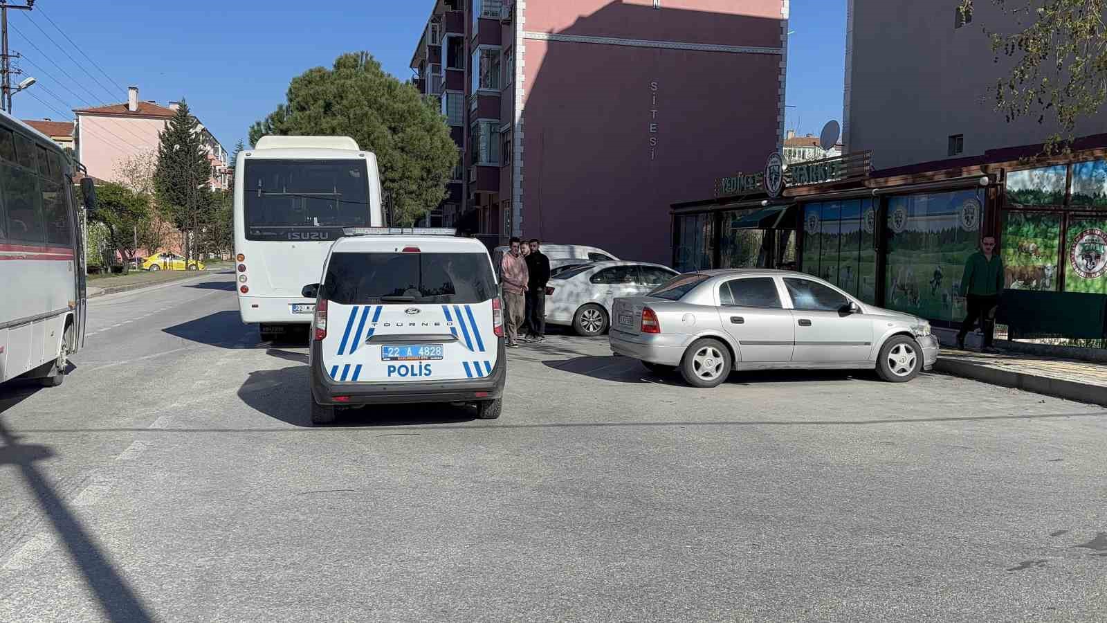 Edirne’de minibüs ile otomobil çarpıştı: 1 yaralı
