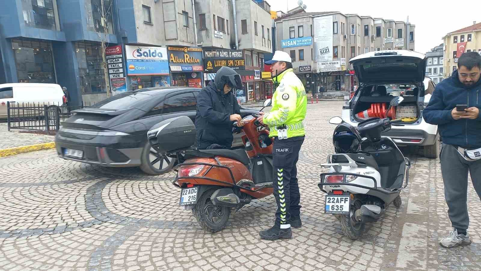 Edirne’de motosiklet sürücülerine trafik denetimi
