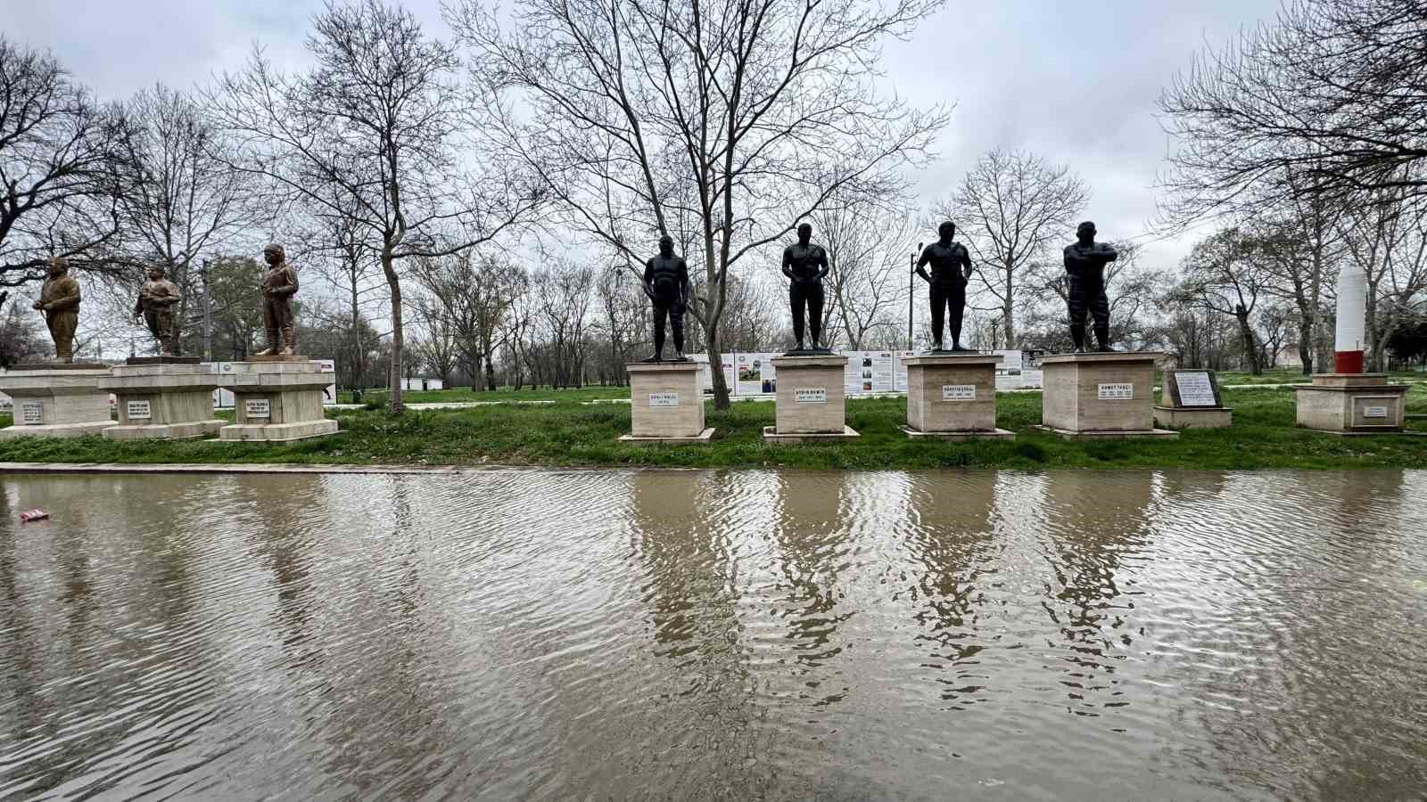 Edirne’de nehir taşkını: Sular Er Meydanına ilerliyor
