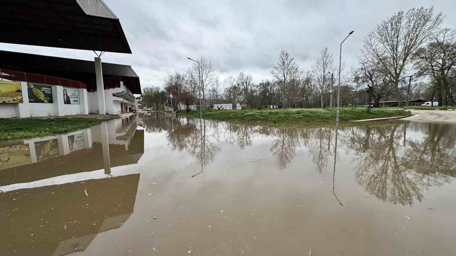 Edirne’de nehir taşkını: Sular Er Meydanına ilerliyor
