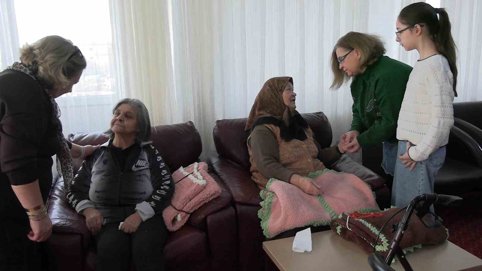 Edirne’de öğrenciler huzurevi sakinlerinin yüreğini ısıttı: Minik ellerden büyük vefa
Edirne’de öğrenciler huzurevi sakinlerinin yüreğini ısıttı: Minik ellerden büyük vefa