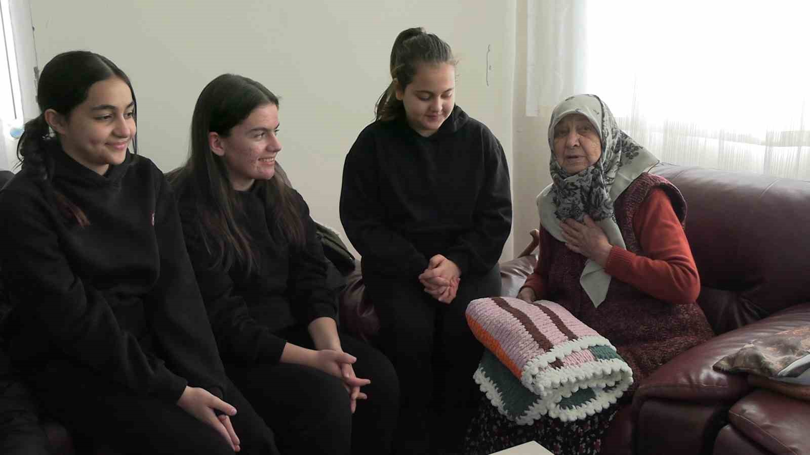 Edirne’de öğrenciler huzurevi sakinlerinin yüreğini ısıttı: Minik ellerden büyük vefa
Edirne’de öğrenciler huzurevi sakinlerinin yüreğini ısıttı: Minik ellerden büyük vefa