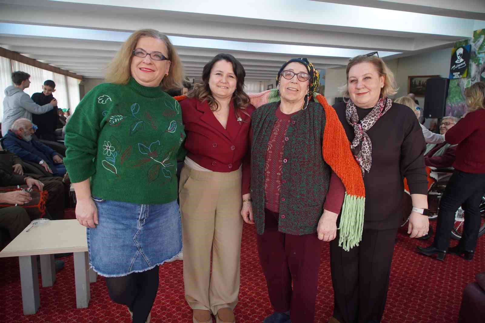 Edirne’de öğrenciler huzurevi sakinlerinin yüreğini ısıttı: Minik ellerden büyük vefa
Edirne’de öğrenciler huzurevi sakinlerinin yüreğini ısıttı: Minik ellerden büyük vefa