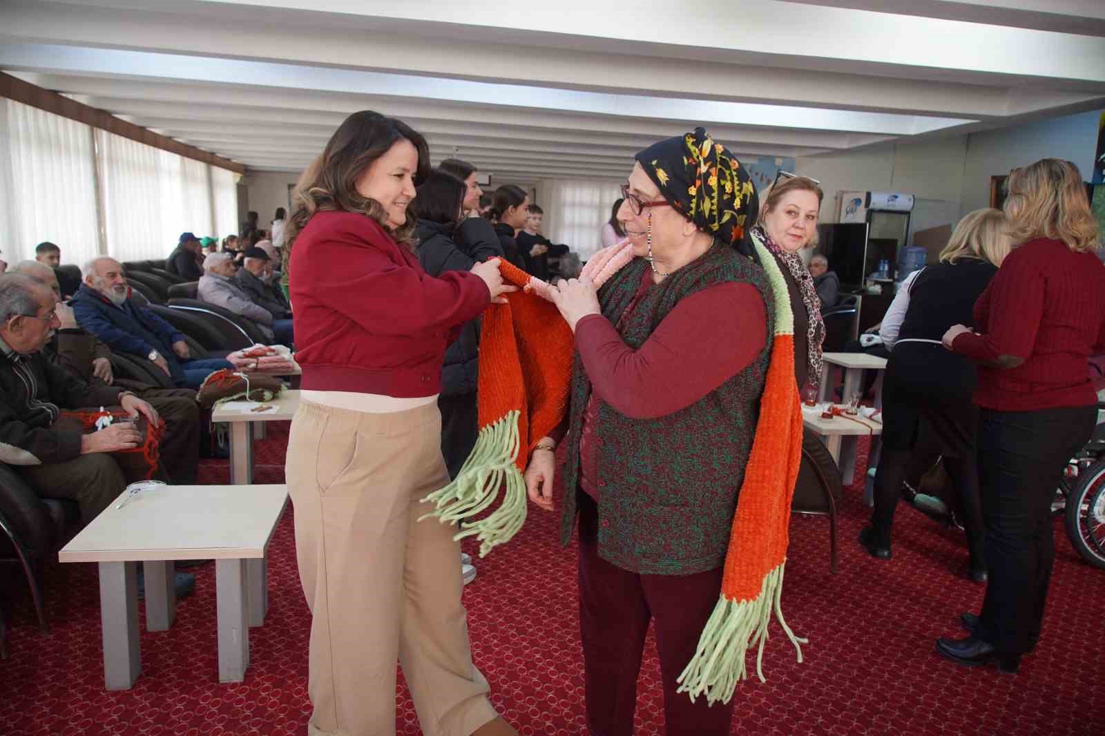 Edirne’de öğrenciler huzurevi sakinlerinin yüreğini ısıttı: Minik ellerden büyük vefa
Edirne’de öğrenciler huzurevi sakinlerinin yüreğini ısıttı: Minik ellerden büyük vefa