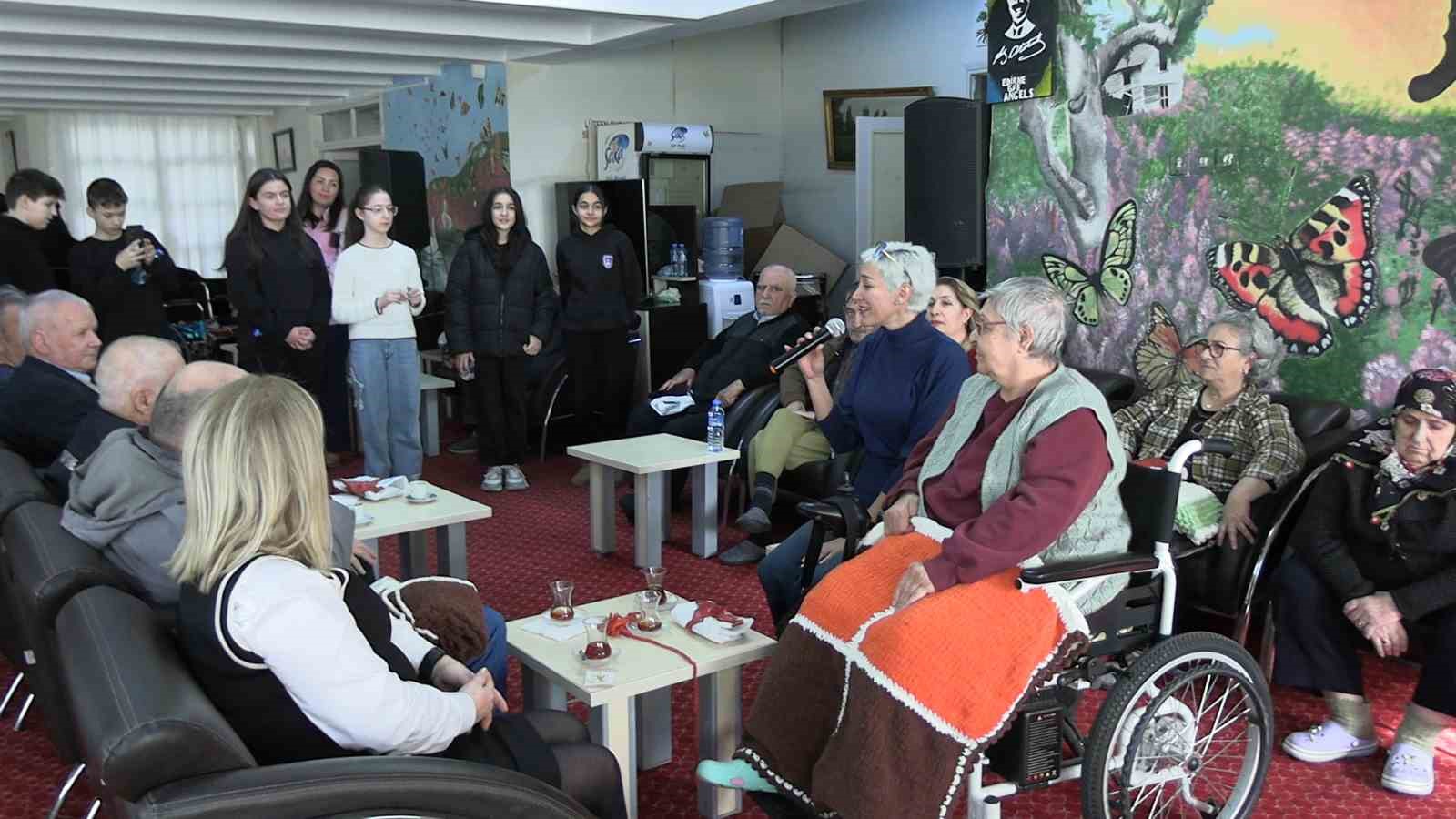 Edirne’de öğrenciler huzurevi sakinlerinin yüreğini ısıttı: Minik ellerden büyük vefa
Edirne’de öğrenciler huzurevi sakinlerinin yüreğini ısıttı: Minik ellerden büyük vefa