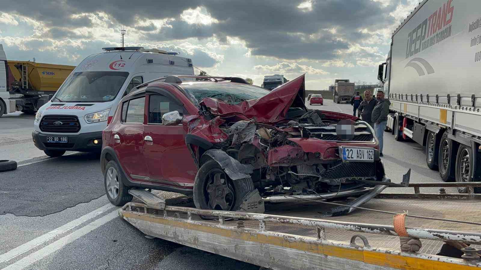 Edirne’de otomobil tıra çarptı, 1 kişi yaralandı: Kaza anı kamerada
