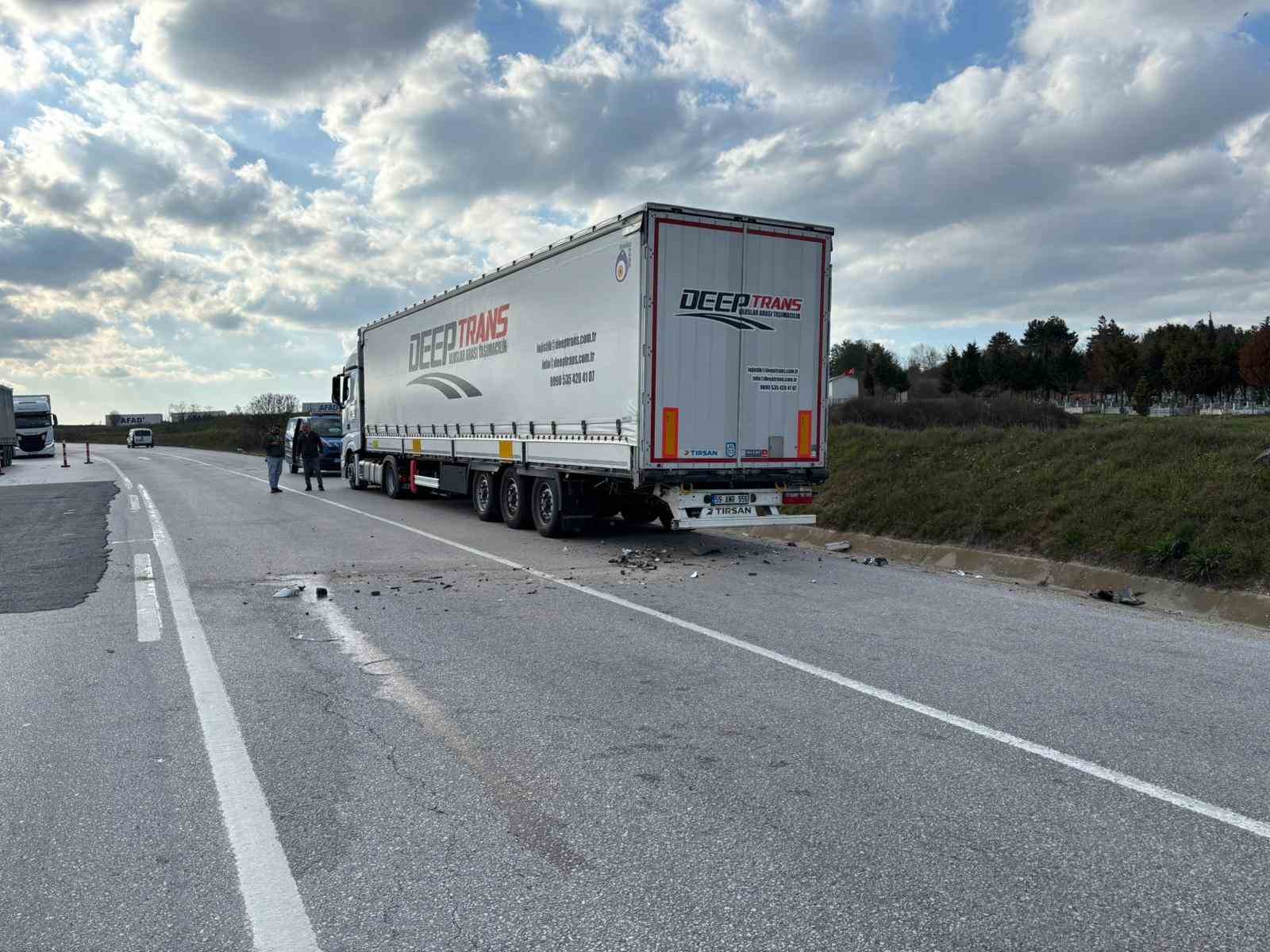 Edirne’de otomobil tıra çarptı, 1 kişi yaralandı: Kaza anı kamerada
