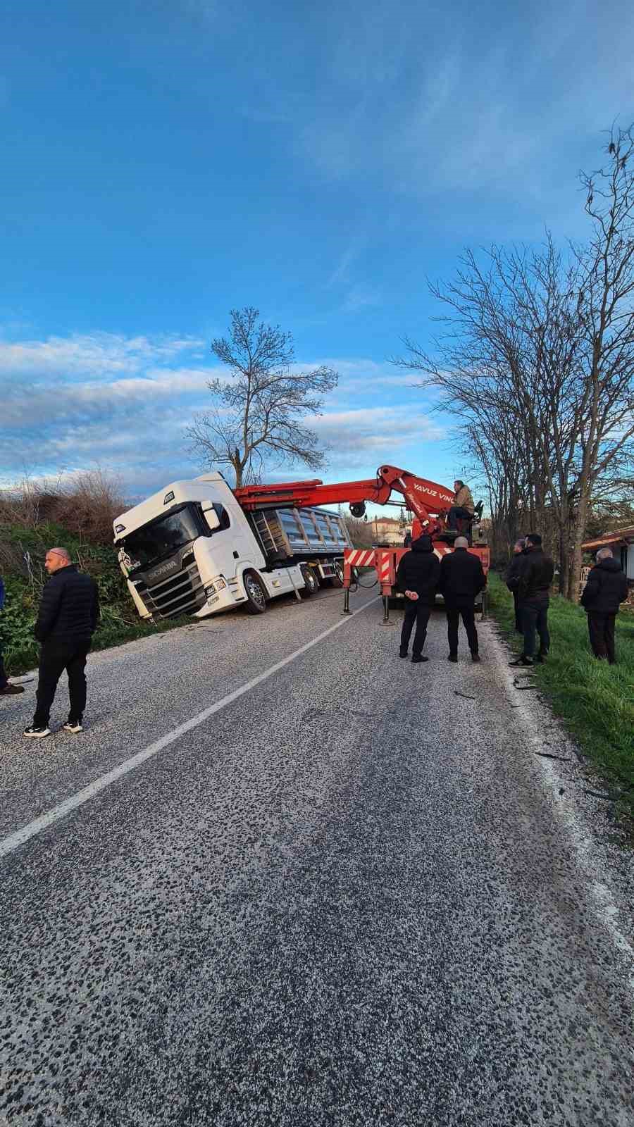 Edirne’de peş peşe kazalar: Hamzabeyli yolunda otomobil tıra çarptı, Demirhamlı’da tır sulama kanalında durabildi

