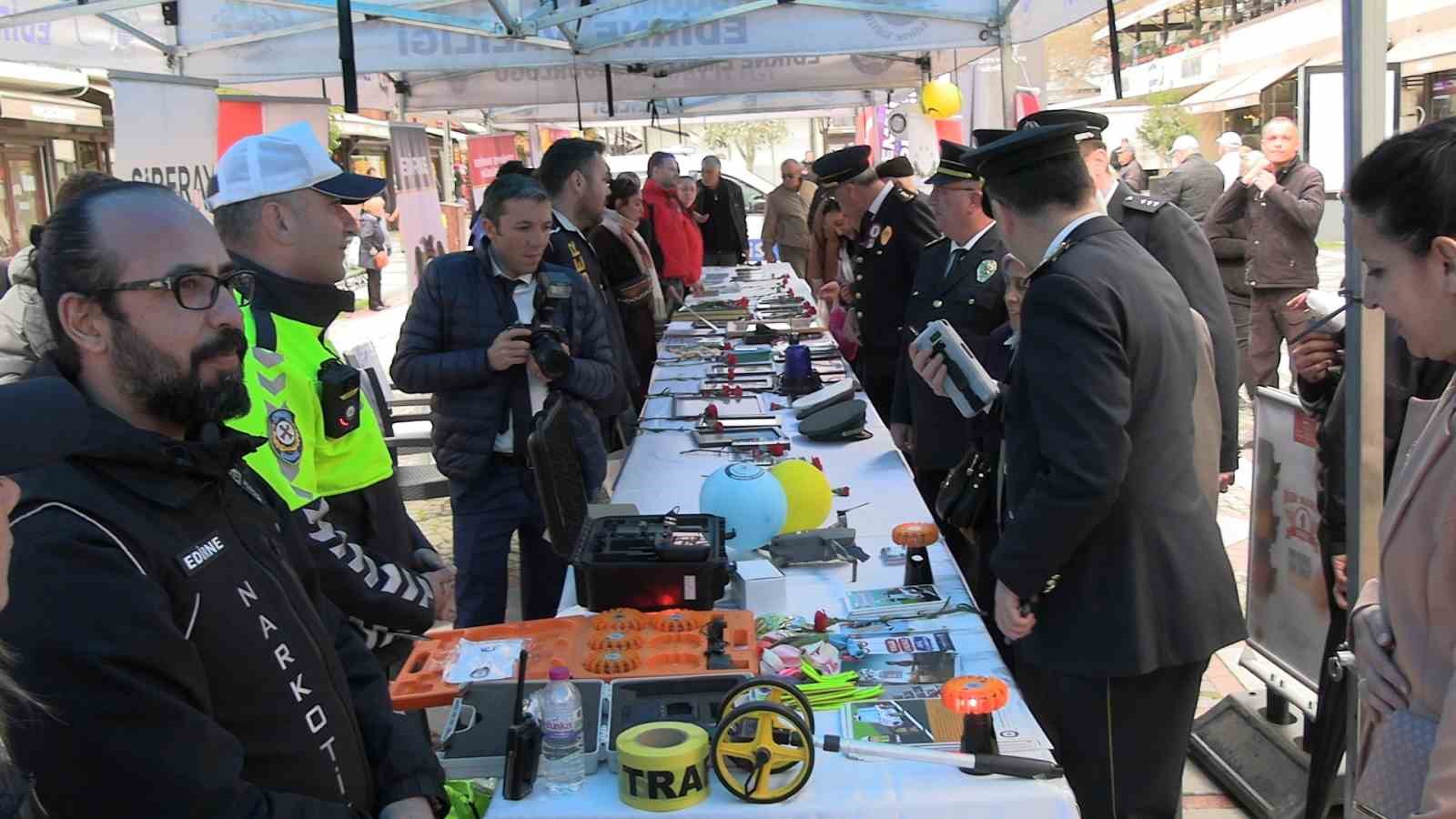 Edirne’de polis teşkilatı nostaljik sergisi ilgi gördü
Edirne’de polis teşkilatı nostaljik sergisi ilgi gördü