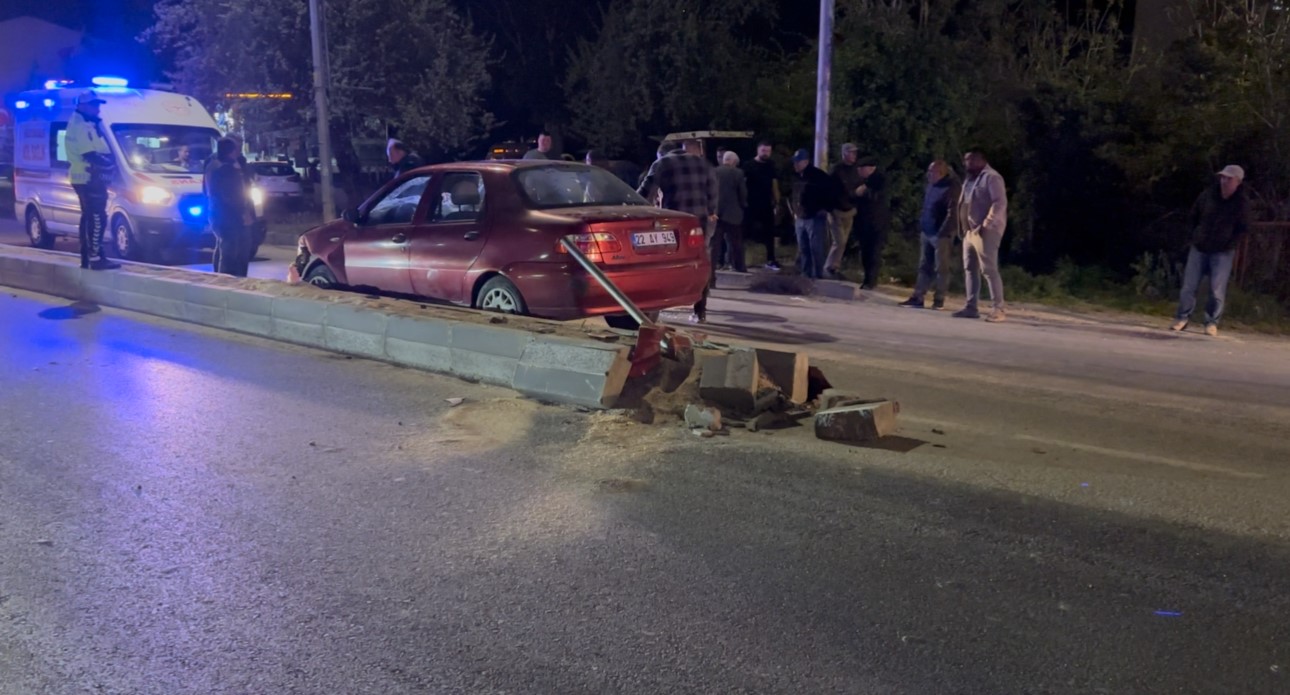 Edirne’de refüje çarpıp yan yatan otomobildeki 2 kişi kurtarıldı
