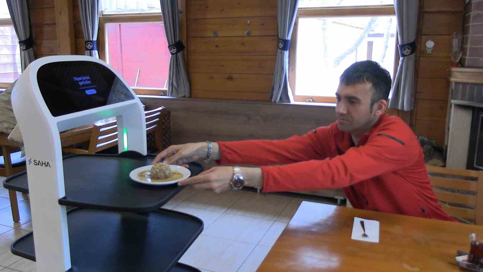 Edirne’de robot garson hizmete başladı, müşteriler memnun
Edirne’de robot garson hizmete başladı, müşteriler memnun