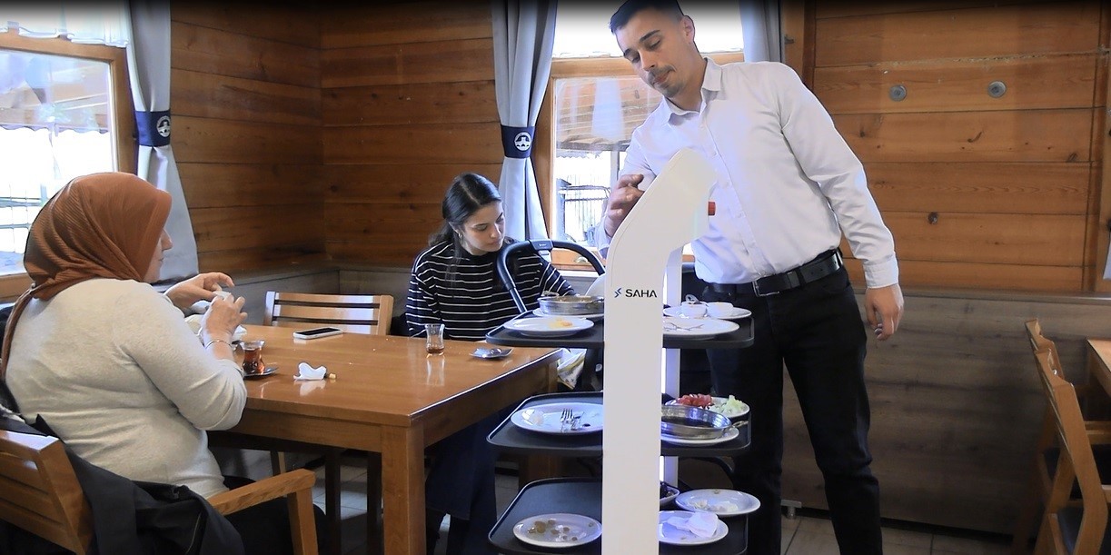 Edirne’de robot garson hizmete başladı, müşteriler memnun
Edirne’de robot garson hizmete başladı, müşteriler memnun