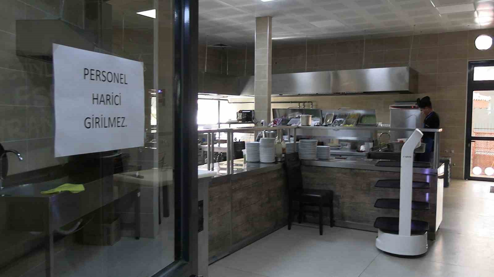 Edirne’de robot garson hizmete başladı, müşteriler memnun
Edirne’de robot garson hizmete başladı, müşteriler memnun