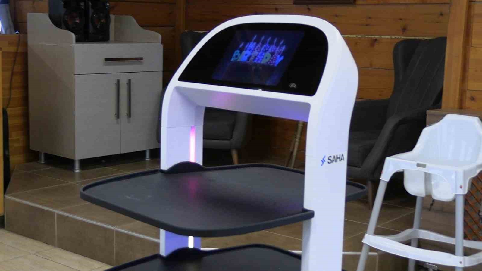 Edirne’de robot garson hizmete başladı, müşteriler memnun
Edirne’de robot garson hizmete başladı, müşteriler memnun