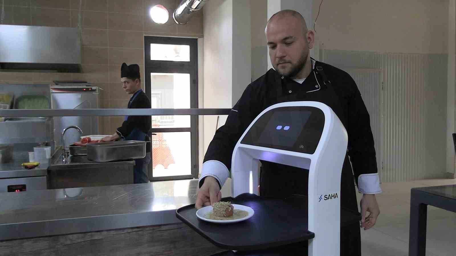 Edirne’de robot garson hizmete başladı, müşteriler memnun
Edirne’de robot garson hizmete başladı, müşteriler memnun