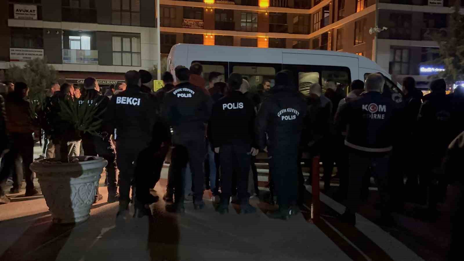 Edirne’de rüşvet operasyonunda 4 şüpheli tutuklandı
Edirne’de rüşvet operasyonunda 4 şüpheli tutuklandı