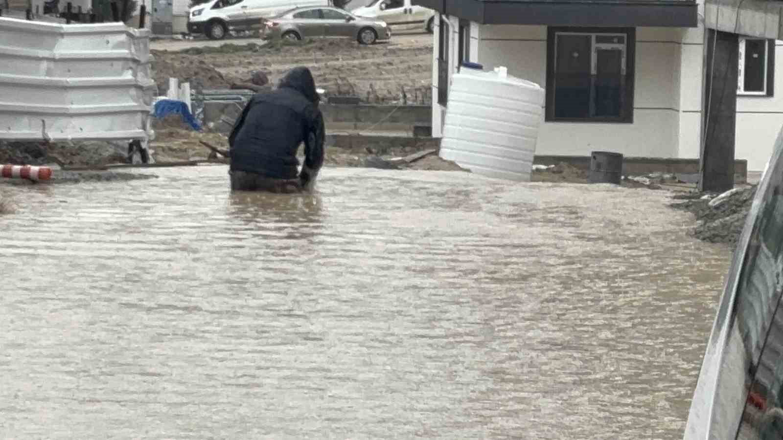 Edirne’de sağanak etkili oldu, yollar göle döndü: Köprü altında mahsur kalanlar kurtarıldı
