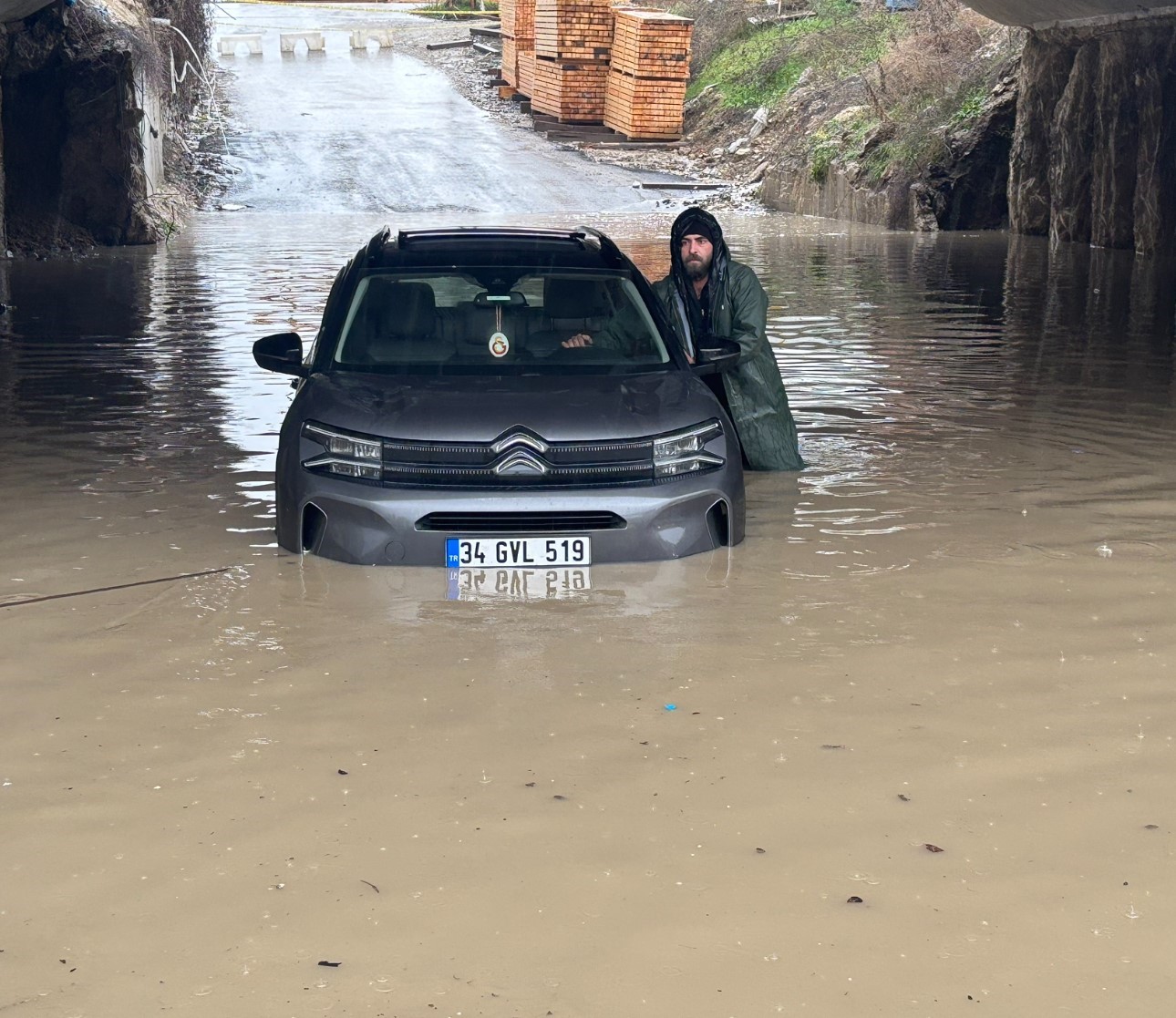 Edirne’de sağanak etkili oldu, yollar göle döndü: Köprü altında mahsur kalanlar kurtarıldı

