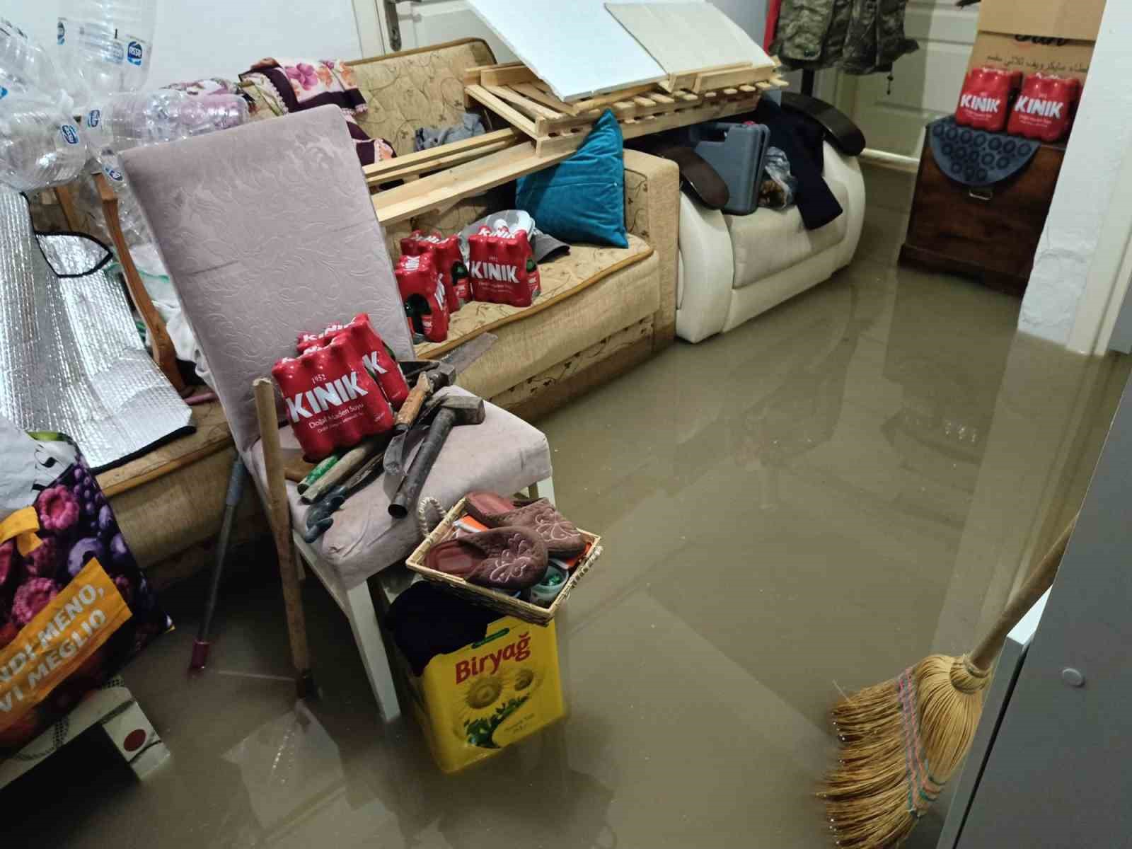 Edirne’de sağanak hayatı olumsuz etkiledi: Bazı ev ve iş yerlerini su bastı
