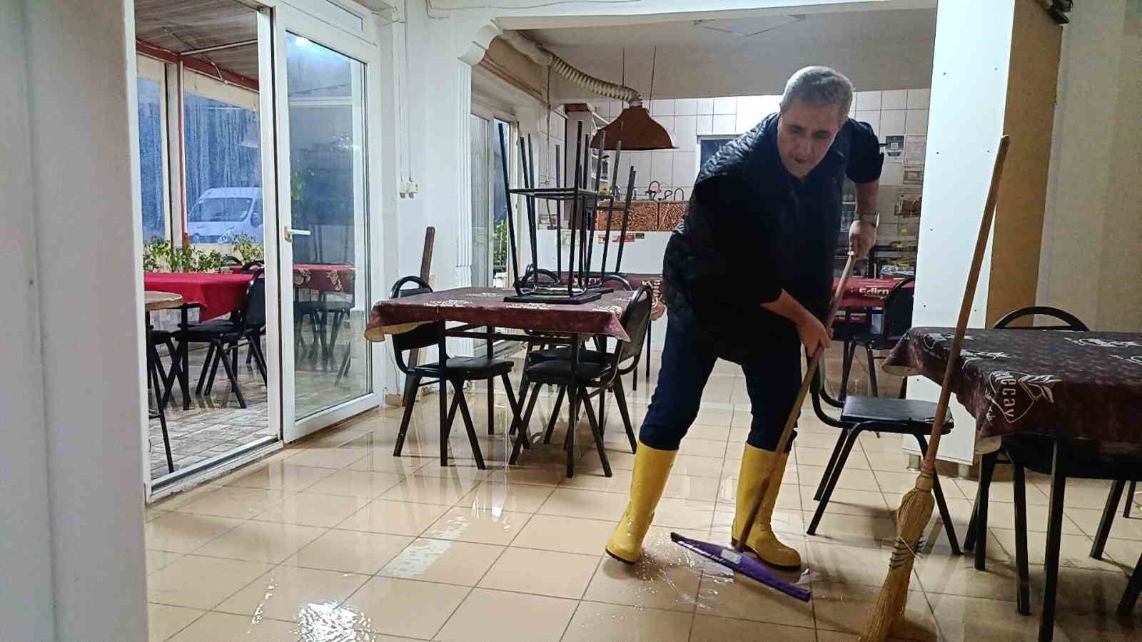 Edirne’de sağanak hayatı olumsuz etkiledi: Bazı ev ve iş yerlerini su bastı
