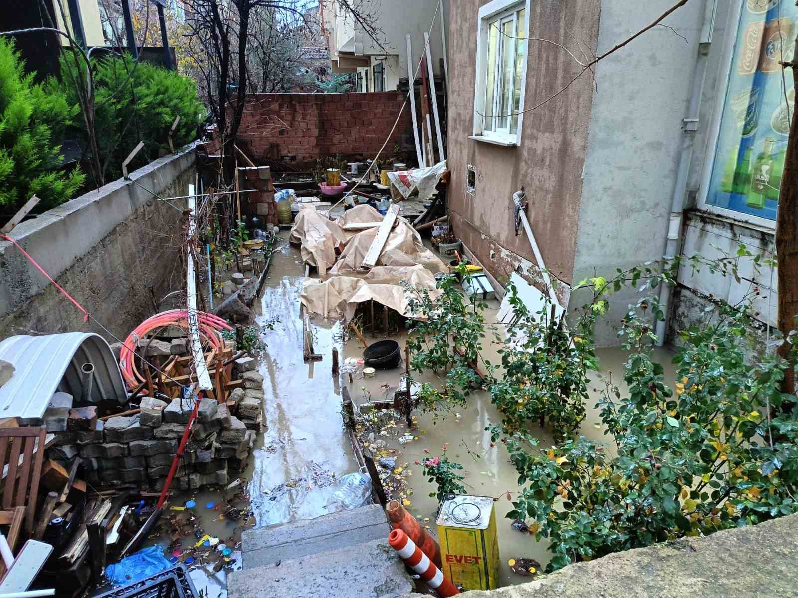 Edirne’de sağanak hayatı olumsuz etkiledi: Bazı ev ve iş yerlerini su bastı
