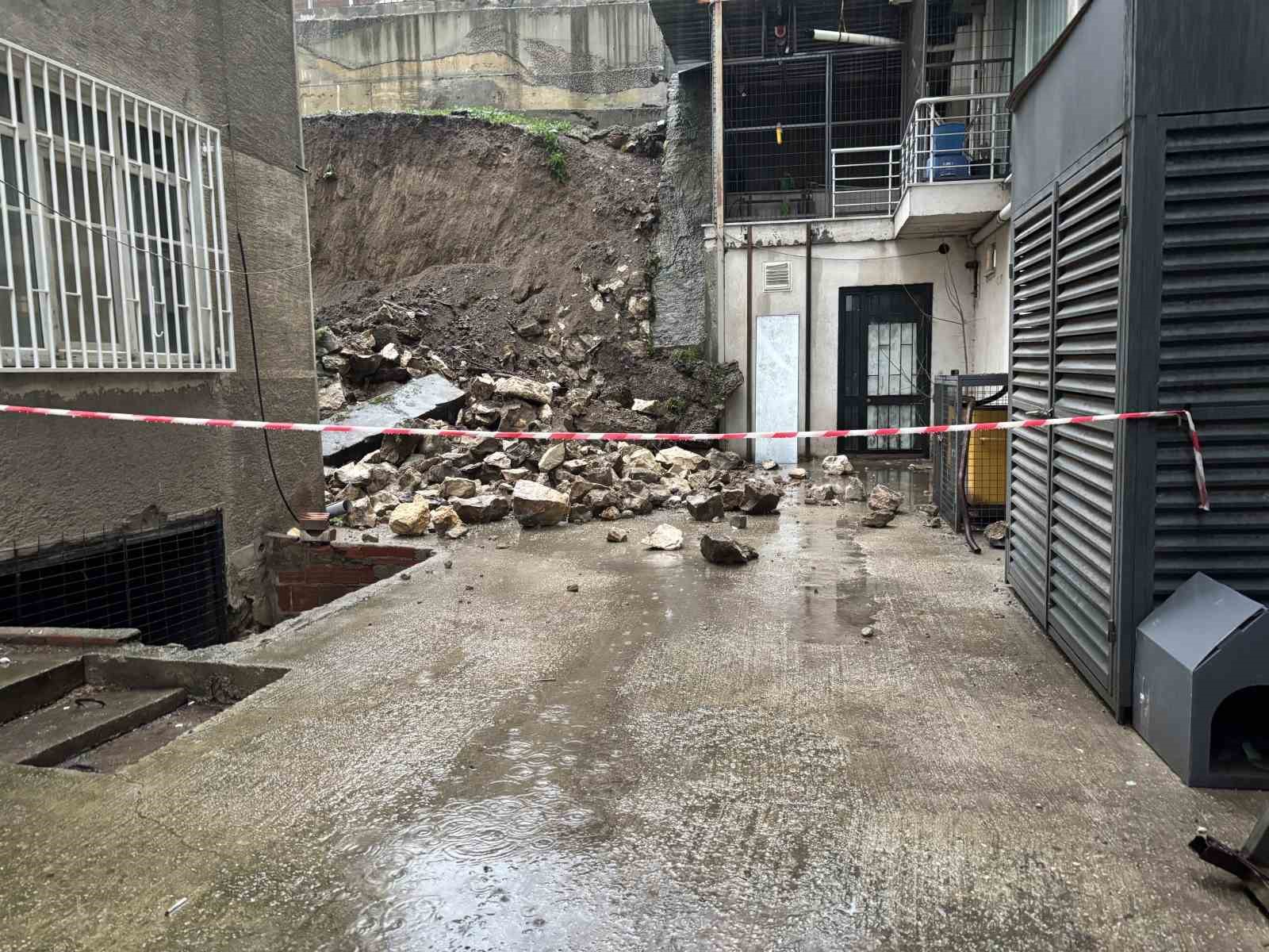 Edirne’de sağanak sonrası istinat duvarı çöktü: Balkonlar zarar gördü
