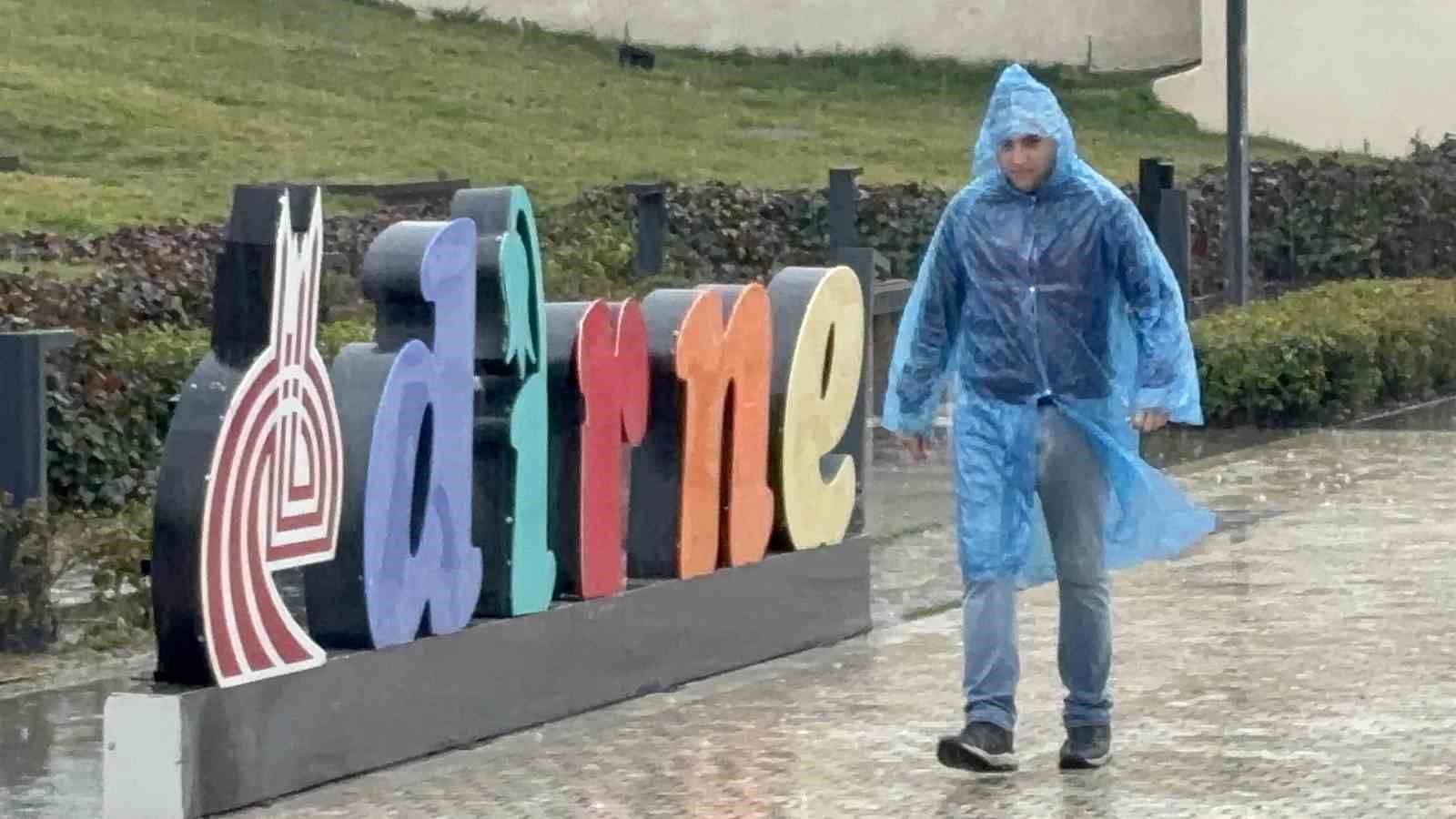 Edirne’de sağanak yağış: Cadde ve sokaklar göle döndü
