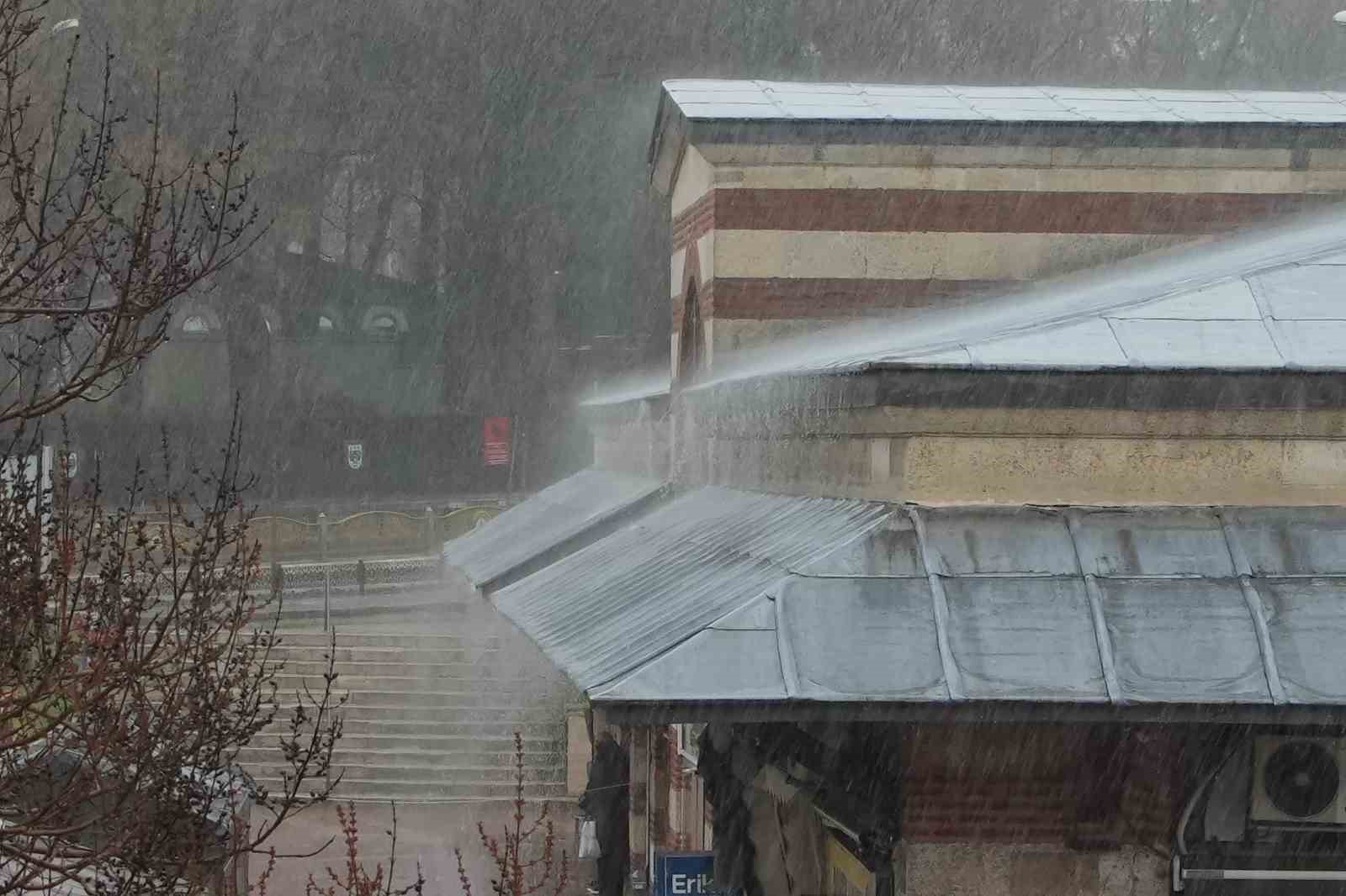 Edirne’de sağanak yağış: Cadde ve sokaklar göle döndü
