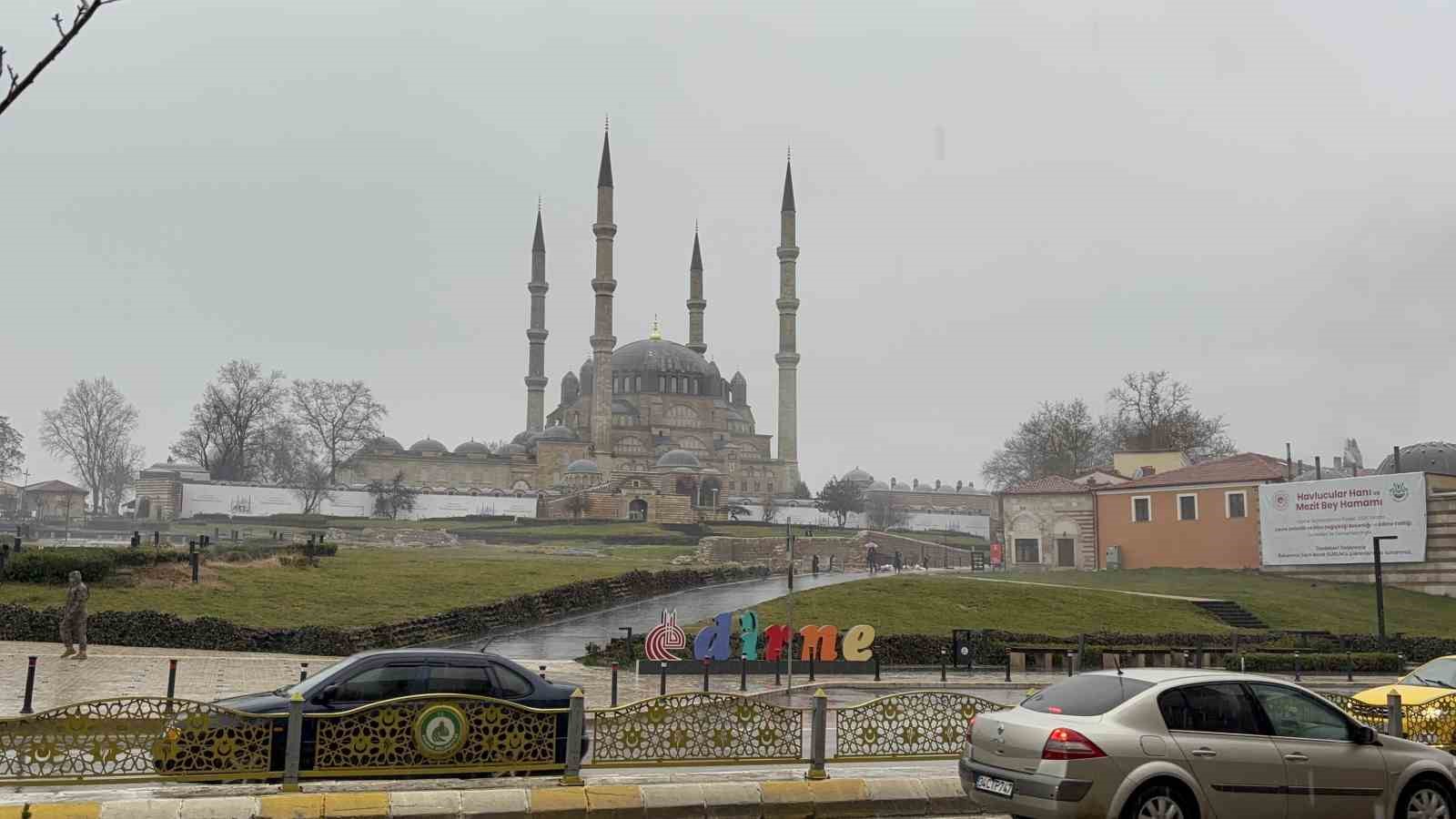 Edirne’de sağanak yağış: Cadde ve sokaklar göle döndü

