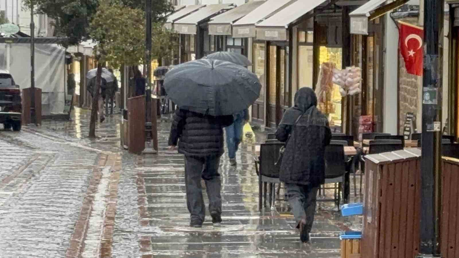 Edirne’de sağanak yağış: Cadde ve sokaklar göle döndü
