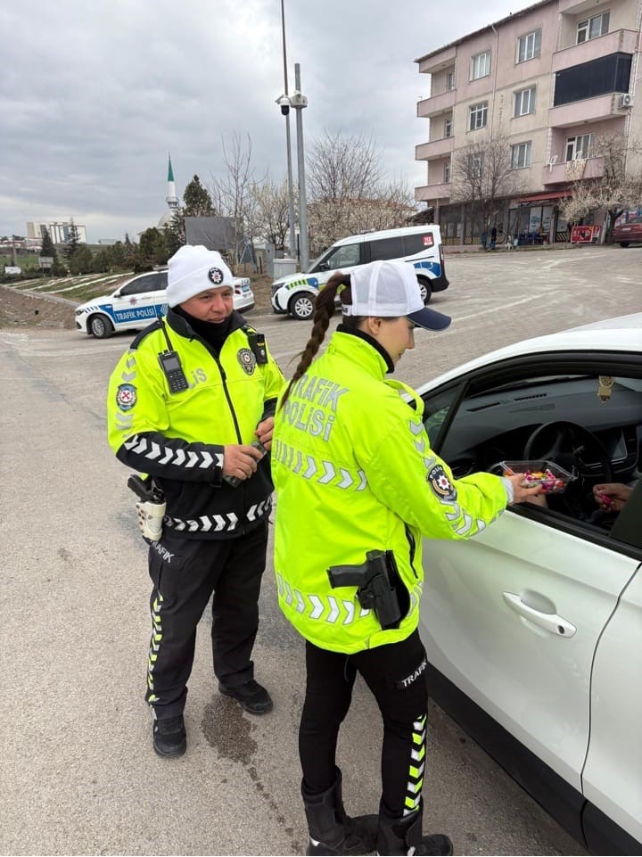Edirne’de şekerli ve kolonyalı trafik uygulaması
