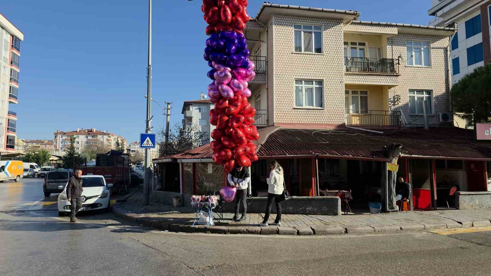 Edirne’de Sevgililer Günü kalpli balon satıcılarına yaradı
