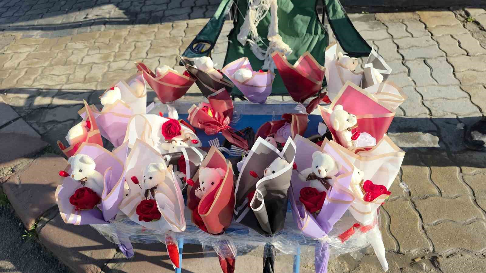 Edirne’de Sevgililer Günü kalpli balon satıcılarına yaradı
