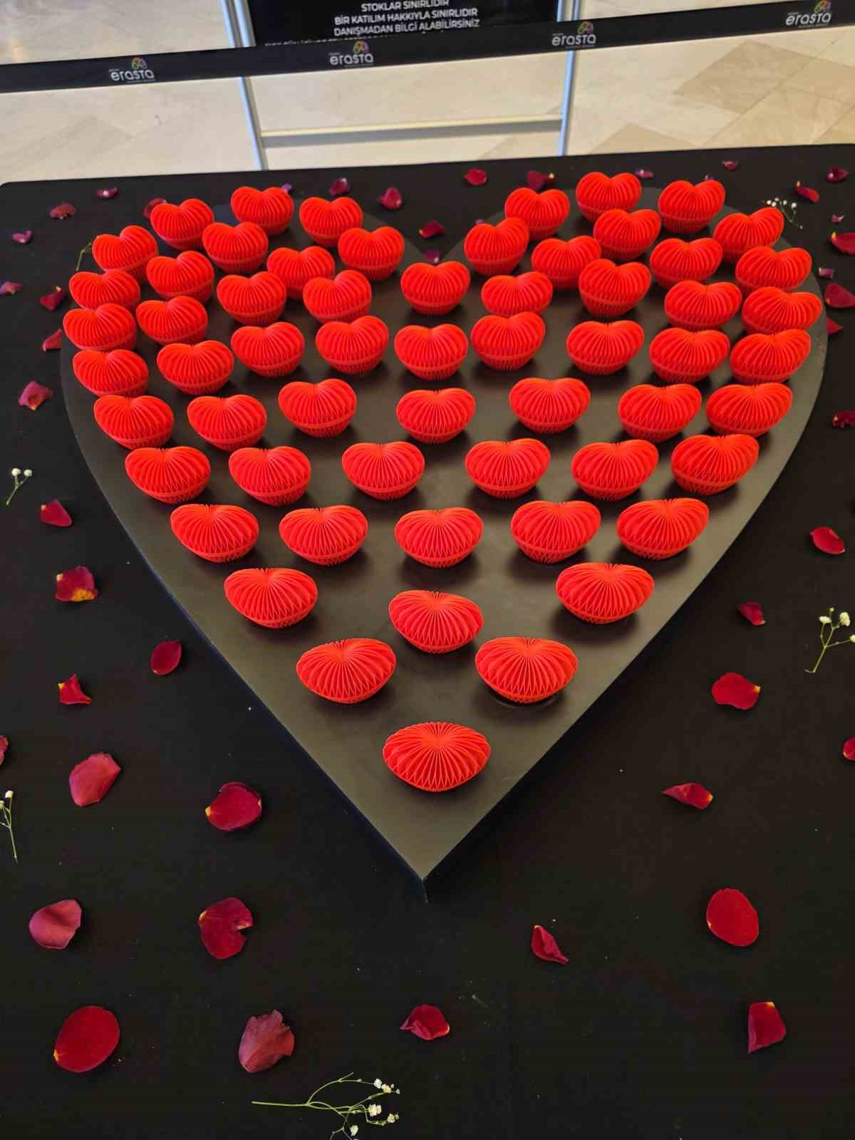 Edirne’de Sevgililer Günü kalpli balon satıcılarına yaradı
