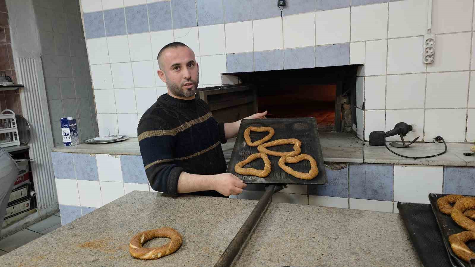 Edirne’de Sevgililer Günü’ne özel kalpli simit
