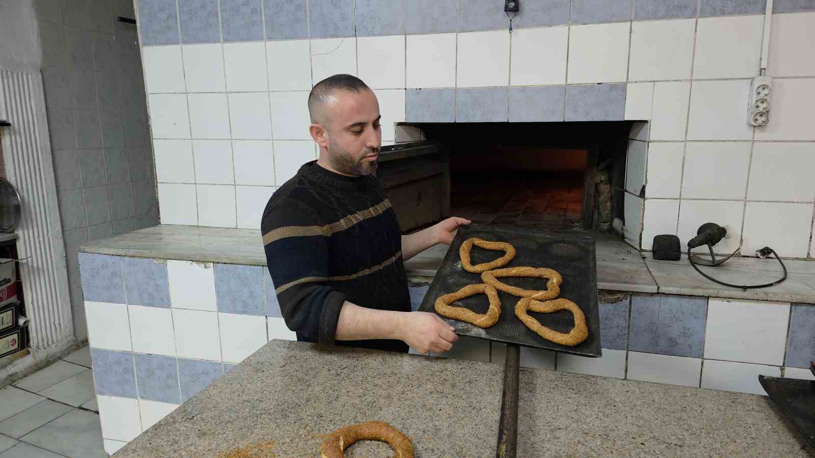 Edirne’de Sevgililer Günü’ne özel kalpli simit
