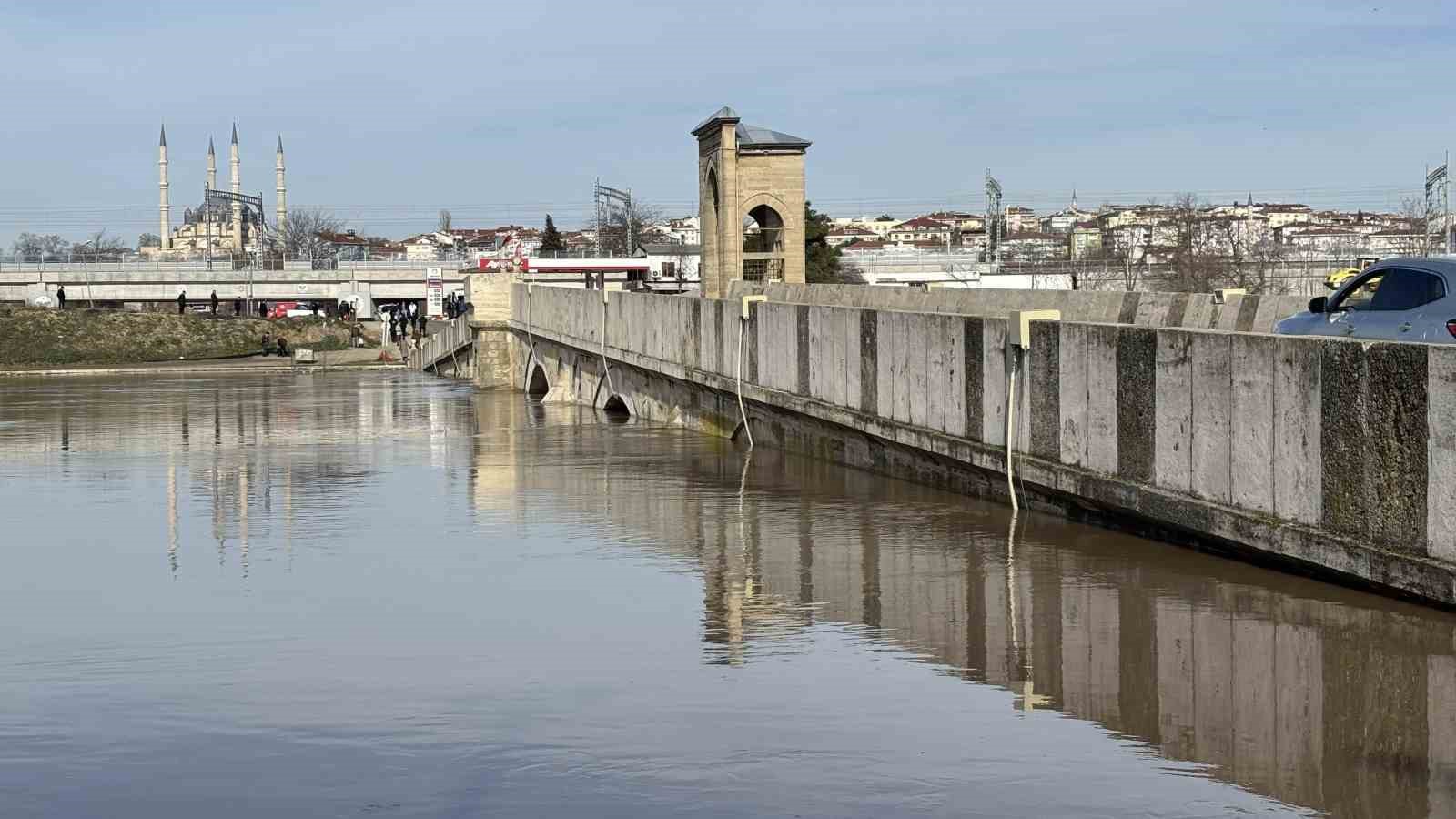 Edirne’de sular altında kalan yerleşim alanları ve çiftlikler havadan görüntülendi
