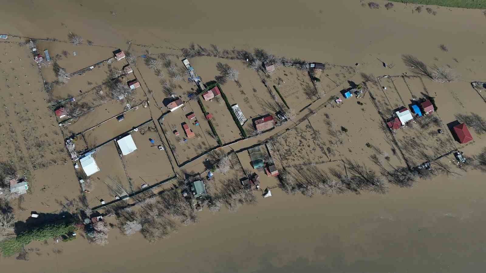 Edirne’de sular altında kalan yerleşim alanları ve çiftlikler havadan görüntülendi
