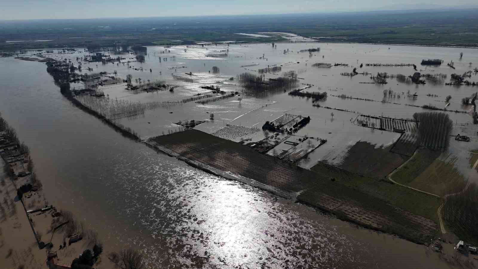 Edirne’de sular altında kalan yerleşim alanları ve çiftlikler havadan görüntülendi
