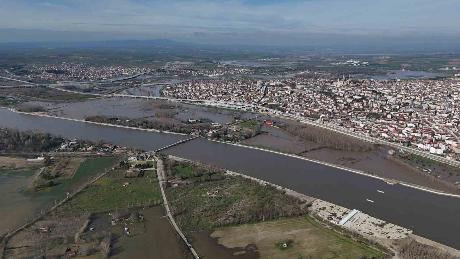 Edirne’de sular altında kalan yerleşim alanları ve çiftlikler havadan görüntülendi
