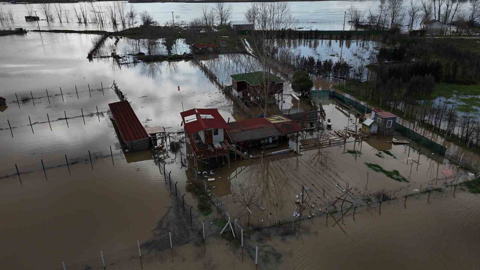 Edirne’de tarım arazileri ve yerleşim yerleri sular altında kaldı
